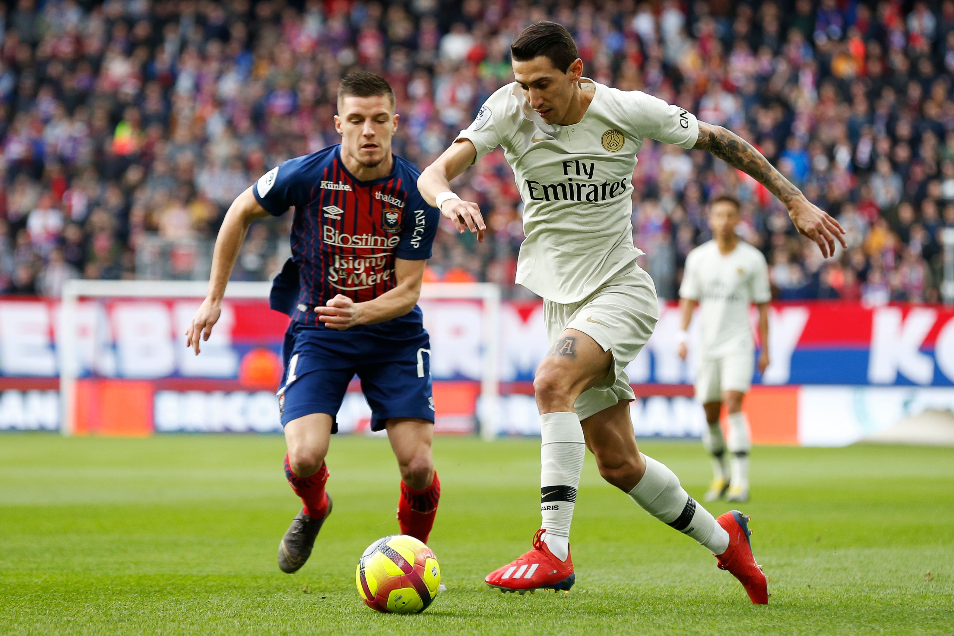 躺着进球，热那亚前锋科隆博在倒地情况下一脚完成破门（倒地卧射破门，热那亚前锋科隆博一脚建功）