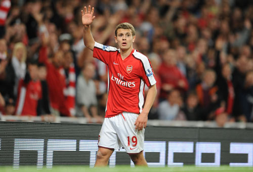 巴黎人报：一极端球迷组织庆祝成立20周年，在埃菲尔铁塔大放焰火（《巴黎人报》：极端球迷组织庆祝成立20周年，在埃菲尔铁塔燃放烟花）