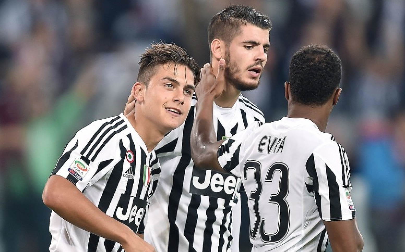 镜头语言，阿诺德上场镜头给到一位利物浦球迷亲吻队徽（阿诺德登场瞬间，镜头捕捉利物浦球迷亲吻队徽）